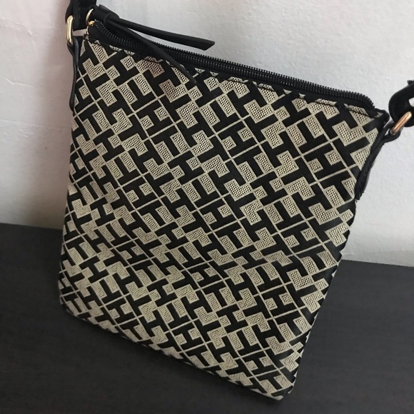 ❌SOLD❌Tommy Hilfiger Crossbody - Picture 3 of 4